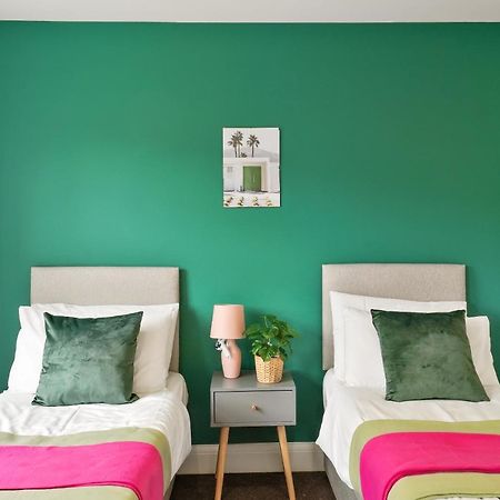 Lovely 4 Bed With Ensuite Free Wifi Off Street Parking In Sutton Morden  Buitenkant foto