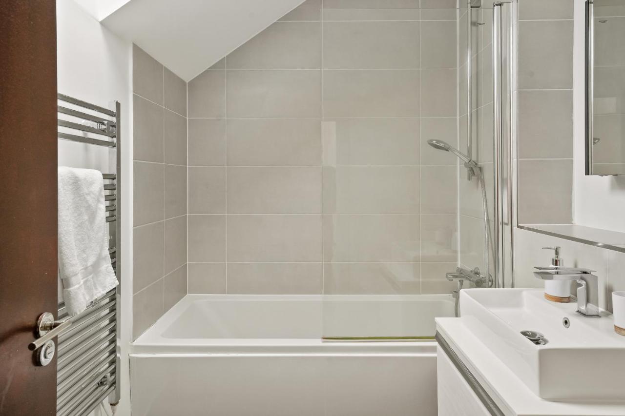Lovely 4 Bed With Ensuite Free Wifi Off Street Parking In Sutton Morden  Buitenkant foto