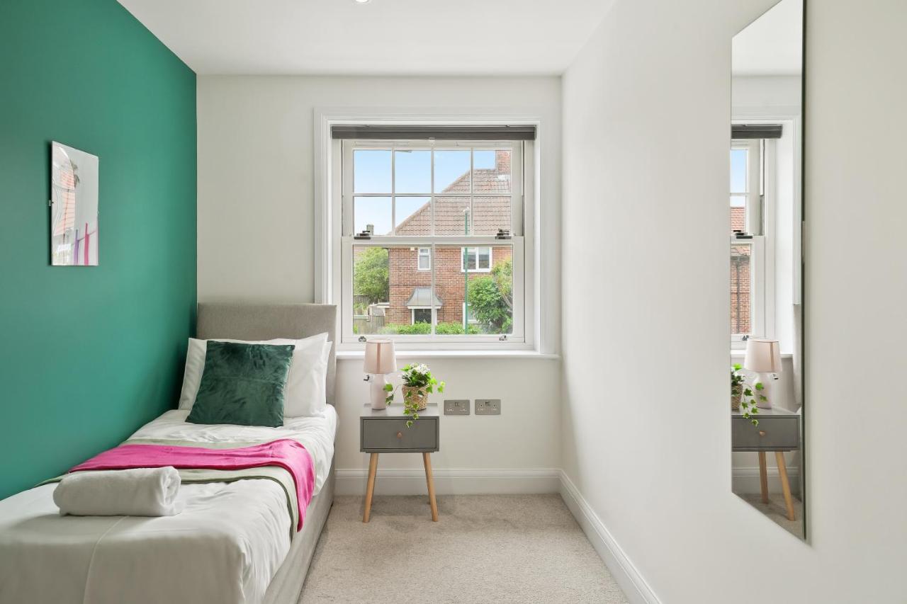 Lovely 4 Bed With Ensuite Free Wifi Off Street Parking In Sutton Morden  Buitenkant foto