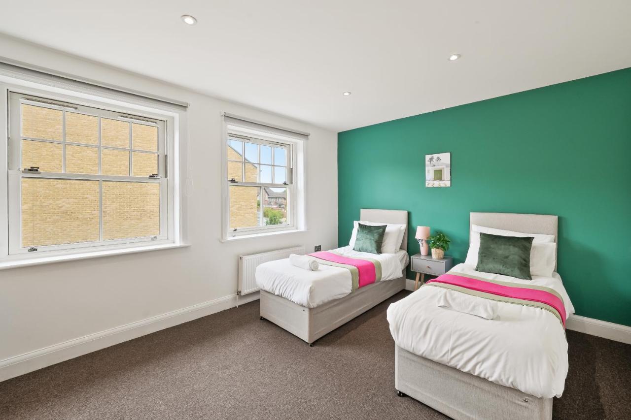 Lovely 4 Bed With Ensuite Free Wifi Off Street Parking In Sutton Morden  Buitenkant foto