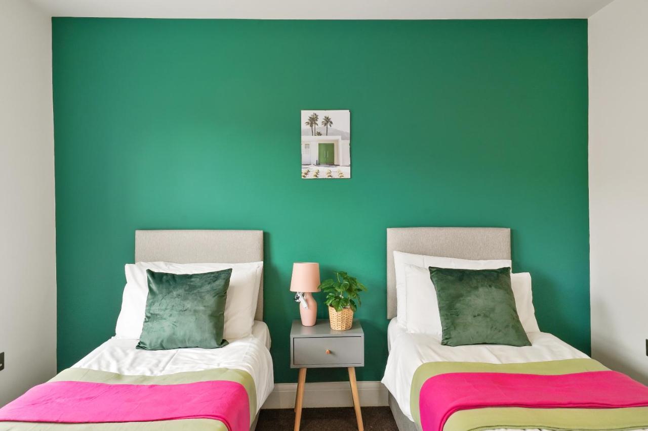 Lovely 4 Bed With Ensuite Free Wifi Off Street Parking In Sutton Morden  Buitenkant foto