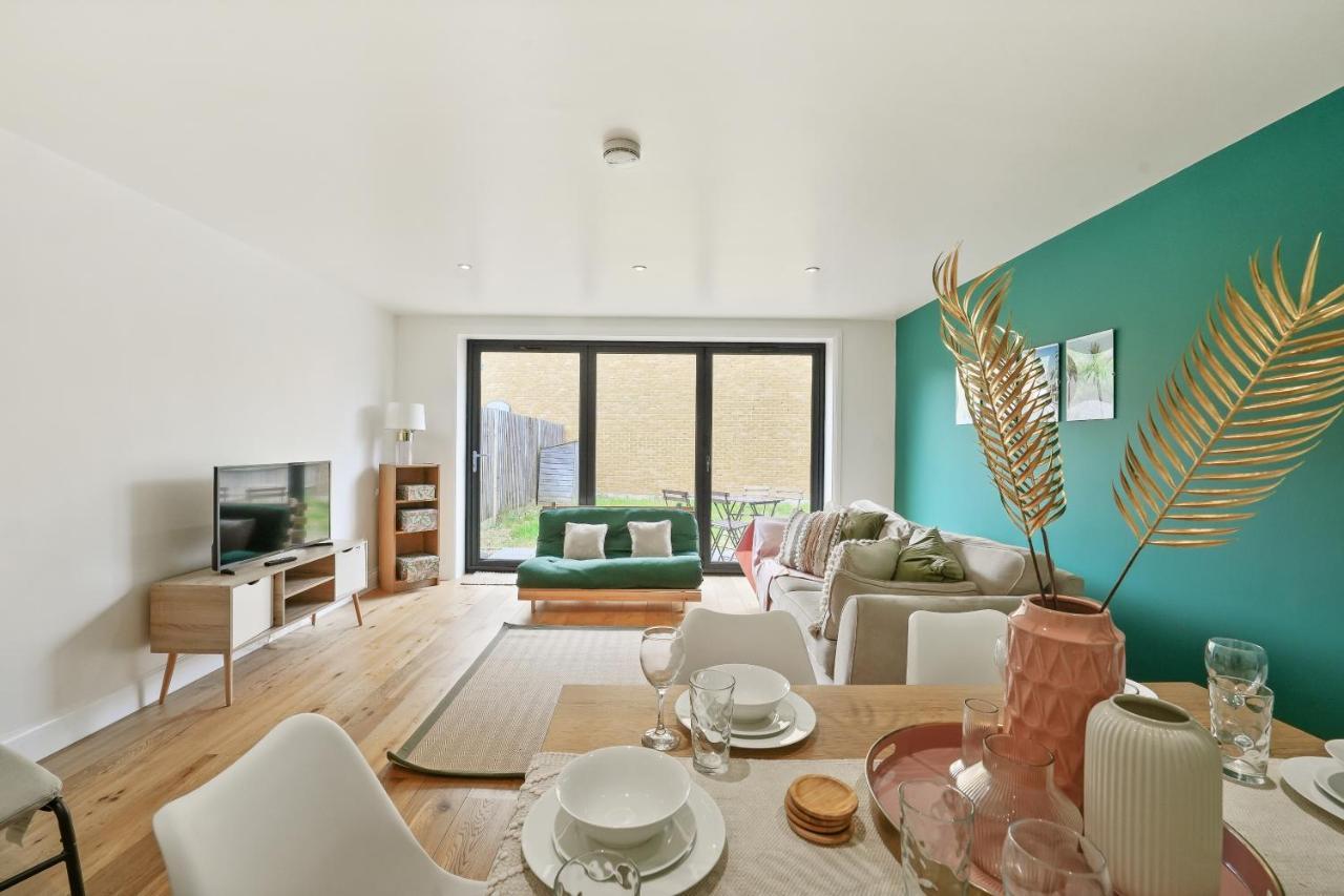 Lovely 4 Bed With Ensuite Free Wifi Off Street Parking In Sutton Morden  Buitenkant foto